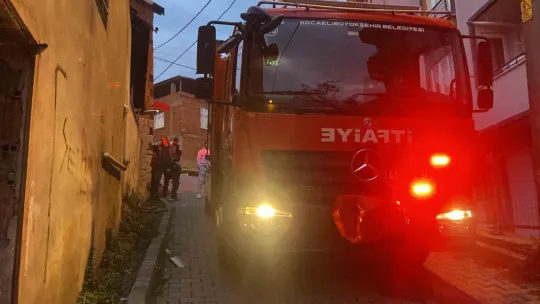 Gecekonduda korkutan yangın
