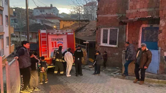 Gecekonduda korkutan yangın