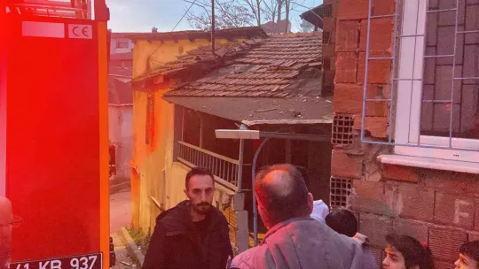 Gecekonduda korkutan yangın