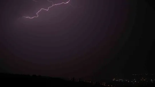 Gecenin karanlığını şimşekler aydınlattı