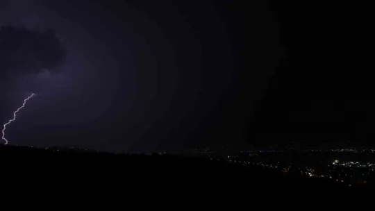 Gecenin karanlığını şimşekler aydınlattı