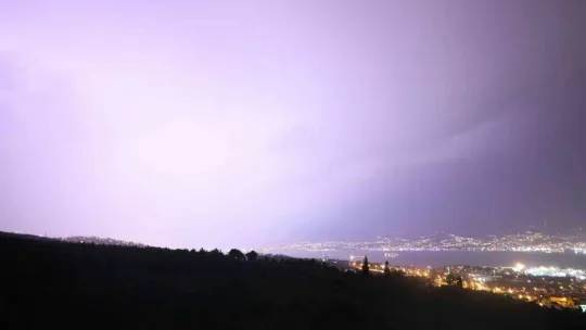 Gecenin karanlığını şimşekler aydınlattı