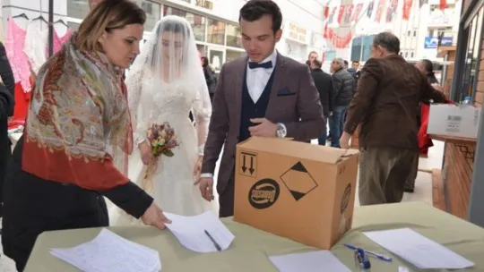 Gelinlik ve damatlıklarla depremzedelere koştular!