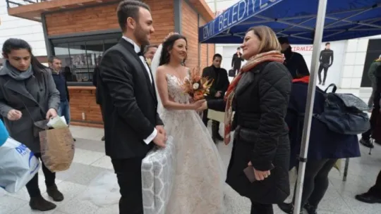 Gelinlik ve damatlıklarla depremzedelere koştular!