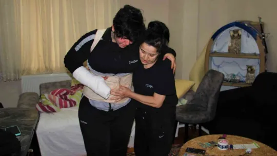 Genç kadın kuryeyi acımasızca böyle darp ettiler