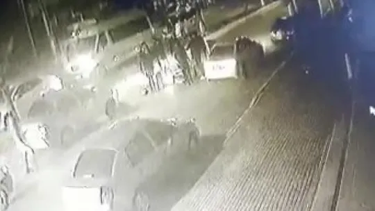 Genç kadın kuryeyi acımasızca böyle darp ettiler