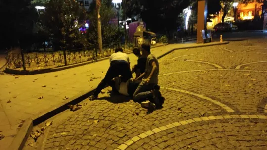 Genç kadını darp etti: Esnaf yaka paça yakaladı