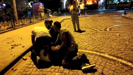 Genç kadını darp etti: Esnaf yaka paça yakaladı
