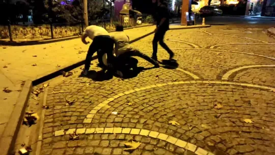 Genç kadını darp etti: Esnaf yaka paça yakaladı