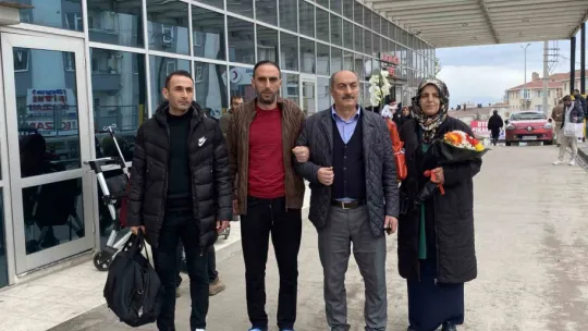 Genç kıza yapılan tacizi engellemek isterken bıçaklandı