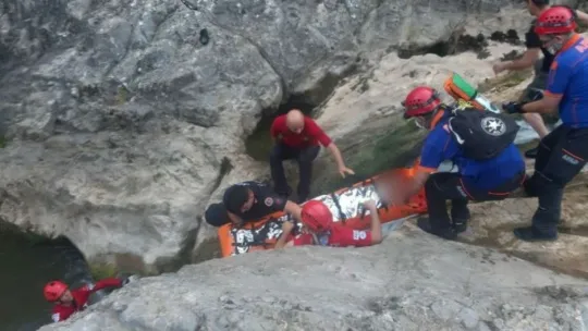 Genç kızı 1,5 kilometre sedye ile taşıdıiar!