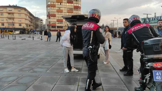 Genç kızların kavgasında kan aktı