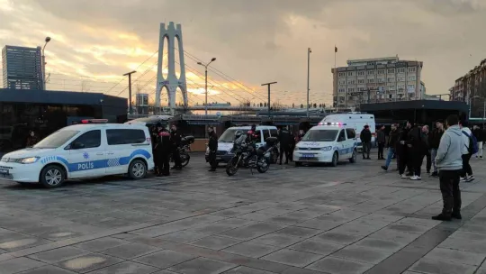 Genç kızların kavgasında kan aktı