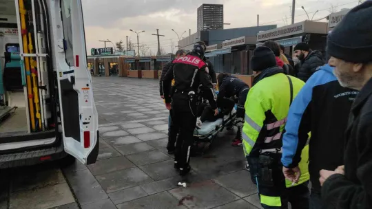 Genç kızların kavgasında kan aktı