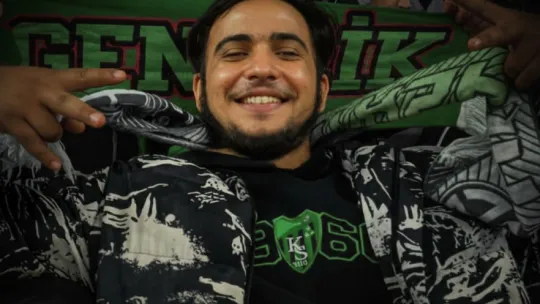 Genç taraftarın tribünden düştüğü anlar kamerada