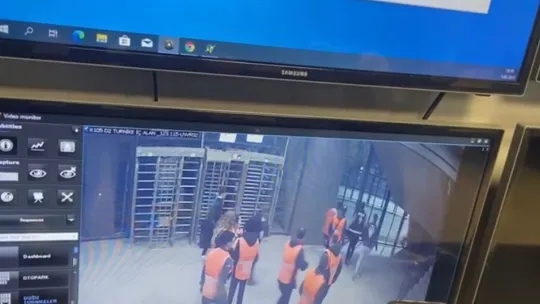 Genç taraftarın tribünden düştüğü anlar kamerada