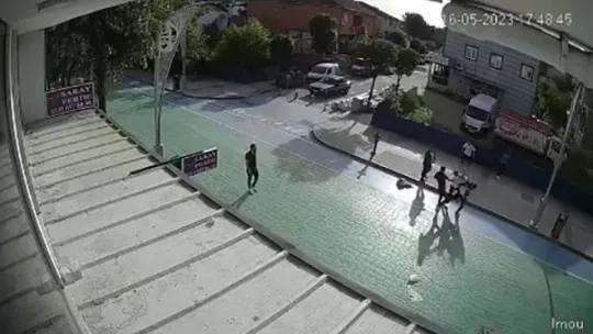 Gençlerin sokak ortasında kavgası kamerada: 2 kişi böyle darp edildi