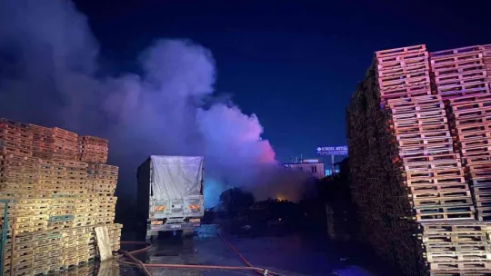 Kocaeli'deki iki iş yeri alevlere teslim oldu