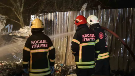 Geri dönüşüm deposunda çıkan yangın paniği