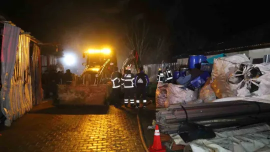 Geri dönüşüm deposunda çıkan yangın paniği