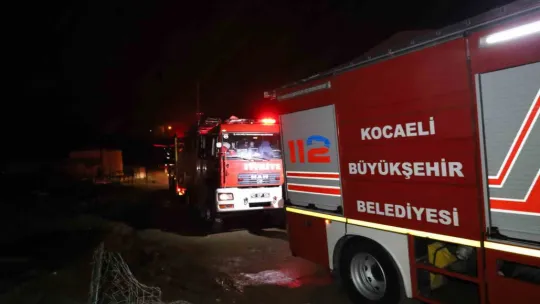 Geri dönüşüm deposunda çıkan yangın paniği
