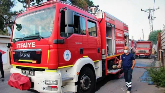 Geri dönüşüm deposunda yangın çıktı!