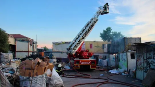 Geri dönüşüm deposunda yangın çıktı!