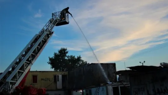 Geri dönüşüm deposunda yangın çıktı!
