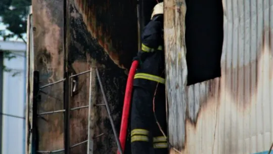 Geri dönüşüm deposunda yangın çıktı!
