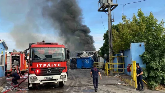 Geri dönüşüm fabrikası alevlere teslim oldu
