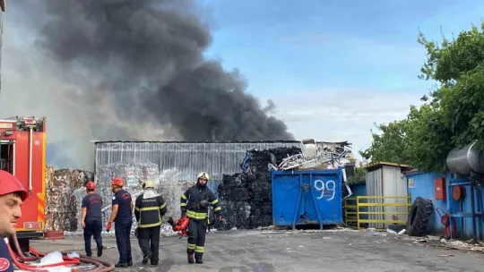 Geri dönüşüm fabrikası alevlere teslim oldu