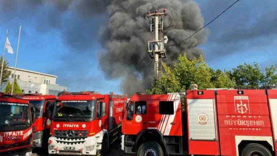 Geri dönüşüm fabrikası alevlere teslim oldu