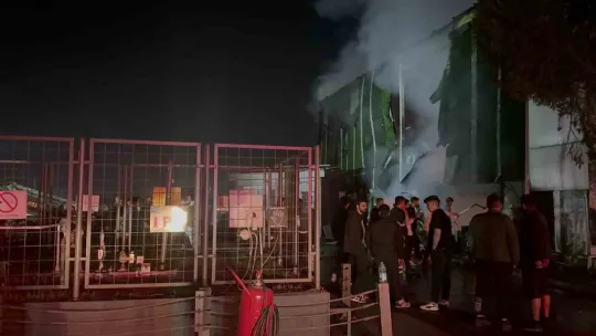 Geri dönüşüm fabrikasında çıkan yangın söndürüldü