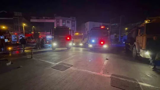 Geri dönüşüm fabrikasında çıkan yangın söndürüldü