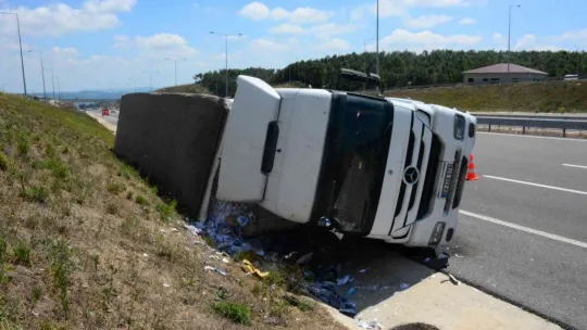 Kağıtları taşıyan tır Kuzey Marmara'da devrildi