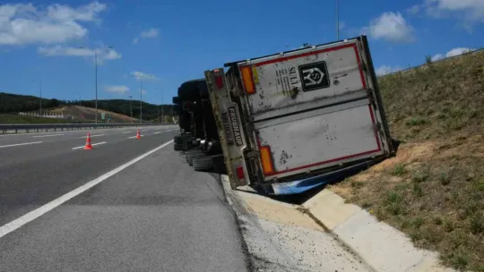 Kağıtları taşıyan tır Kuzey Marmara'da devrildi