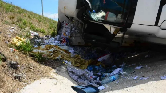 Kağıtları taşıyan tır Kuzey Marmara'da devrildi