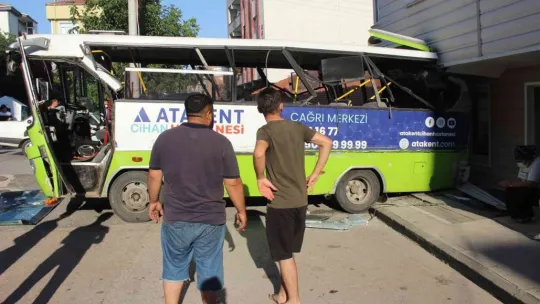 Halk otobüsünde dehşeti yaşadılar: 15 yaralı