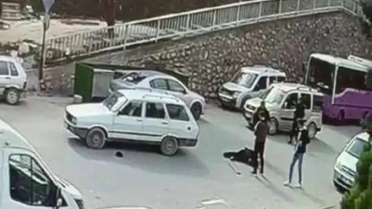 Geri manevra yapan otomobil, bastonla yürüyen yaşlı adama çarptı