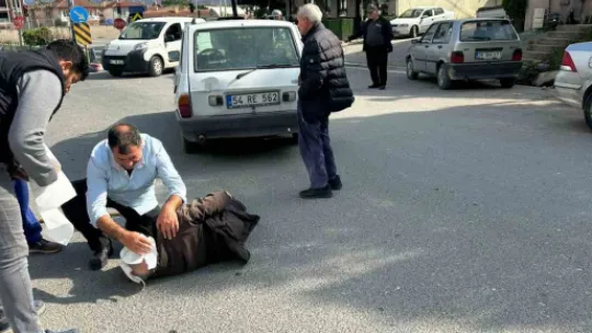 Geri manevra yapan otomobil, bastonla yürüyen yaşlı adama çarptı
