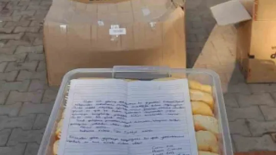 Gıda yardım paketinden çıkan not duygulandırdı