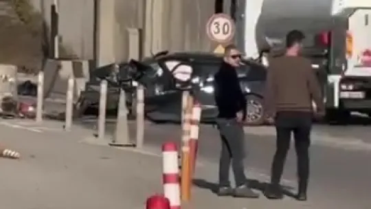 Gişelere çarpan otomobil kullanılamaz hale geldi