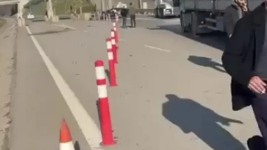 Gişelere çarpan otomobil kullanılamaz hale geldi