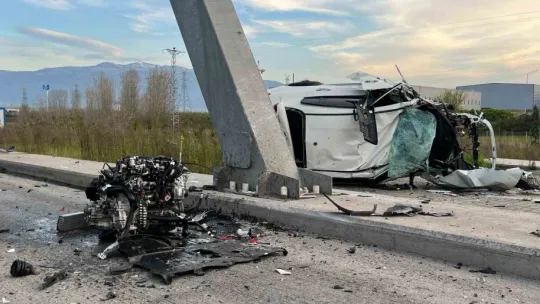 Gişeye çarpıp taklalar atan otomobilin motoru fırladı: 1 ölü