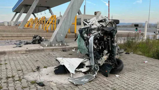 Gişeye çarpıp taklalar atan otomobilin motoru fırladı: 1 ölü
