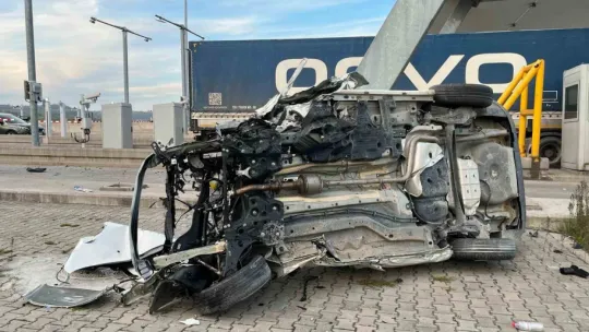 Gişeye çarpıp taklalar atan otomobilin motoru fırladı: 1 ölü