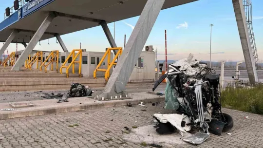 Gişeye çarpıp taklalar atan otomobilin motoru fırladı: 1 ölü