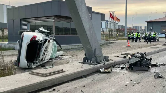 Gişeye çarpıp taklalar atan otomobilin motoru fırladı: 1 ölü