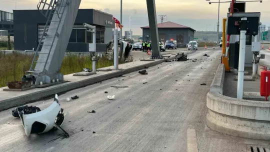 Gişeye çarpıp taklalar atan otomobilin motoru fırladı: 1 ölü