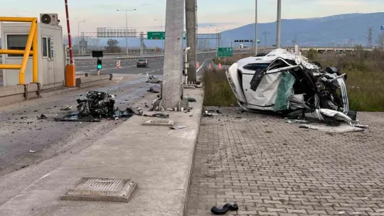Gişeye çarpıp taklalar atan otomobilin motoru fırladı: 1 ölü